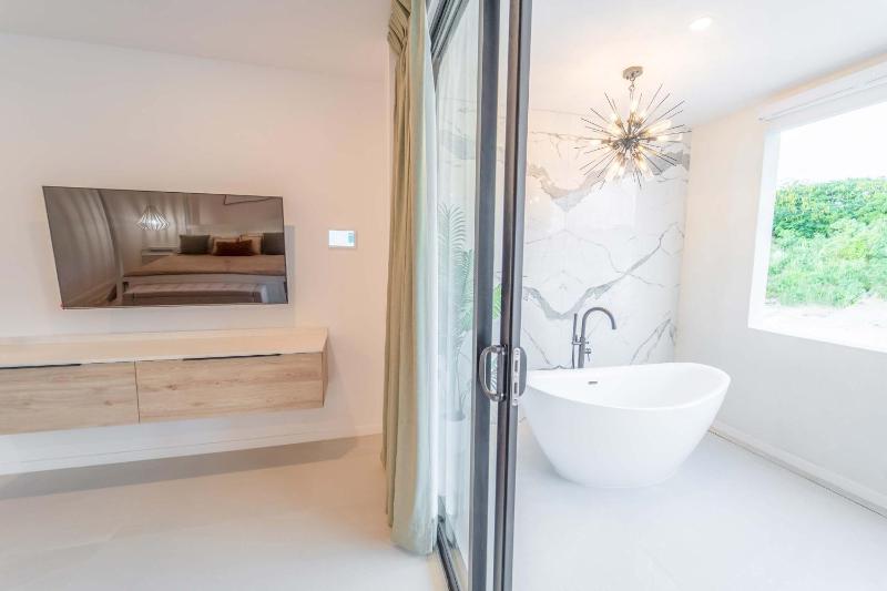 Stylish NEW 2BR Villa with Pool Walk to Beach - image 15