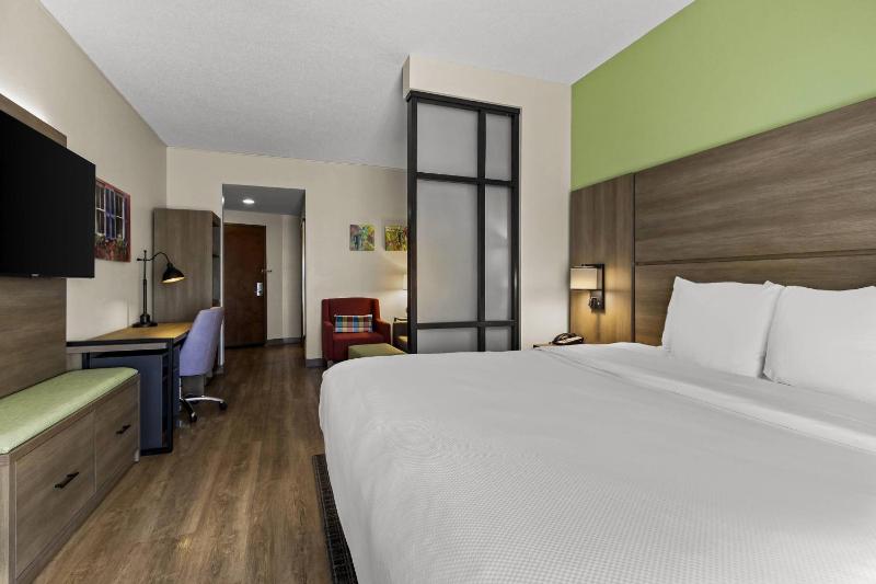 Comfort Suites Charleston West Ashley - image 8