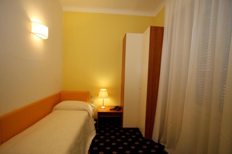 Single Room image 4