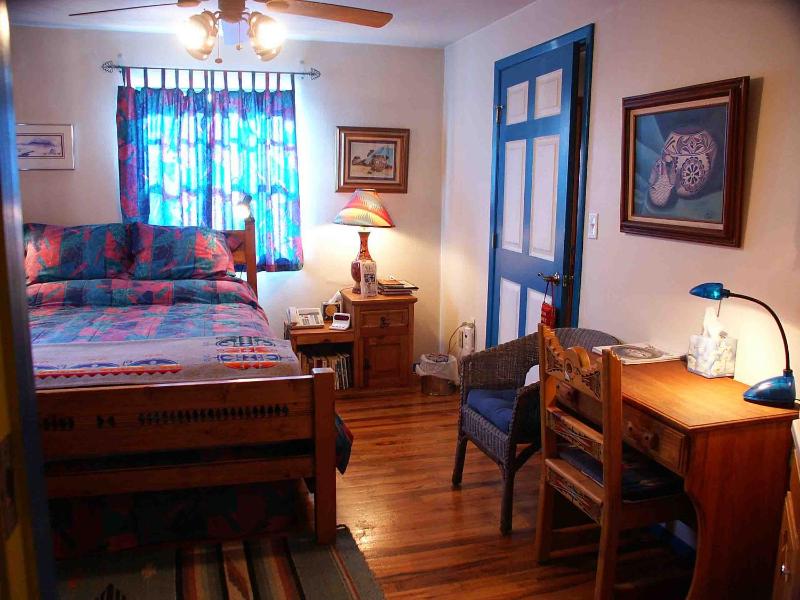 Queen Room with Shared Bathroom image 2