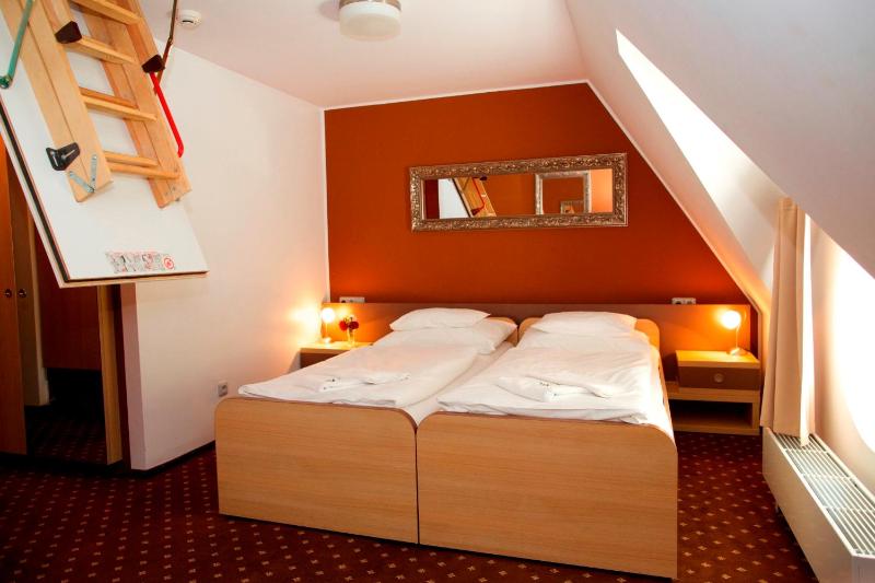 Standard Double or Twin Room image 4