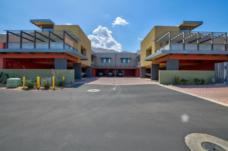 La Mirage Contemporary Home Plus Pool Exclusively Month Plus - image 2