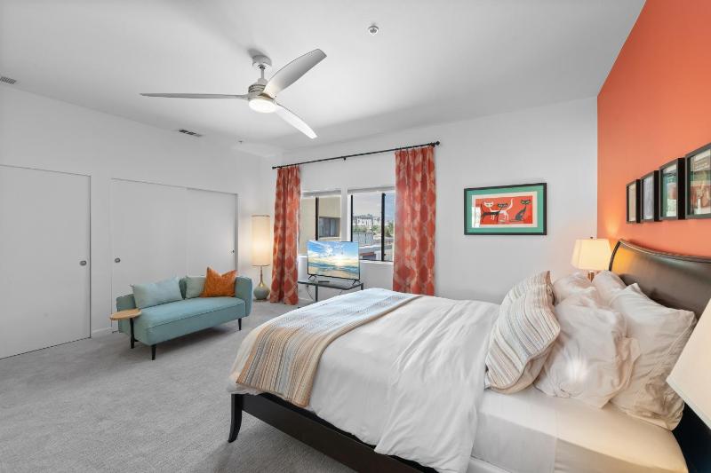 La Mirage Contemporary Home Plus Pool Exclusively Month Plus - image 7