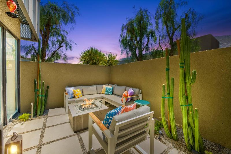 La Mirage Contemporary Home Plus Pool Exclusively Month Plus - image 4