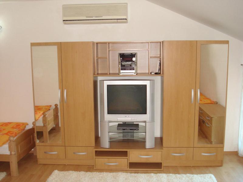 Classic Quadruple Room image 2