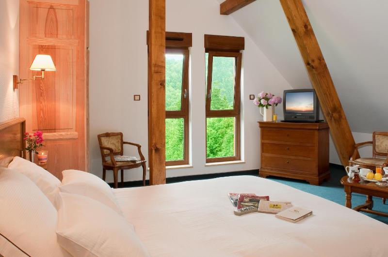 Double Room with Balcony image 3