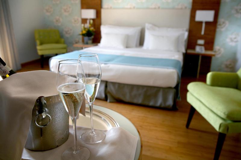 Junior Suite with Lake View image 3