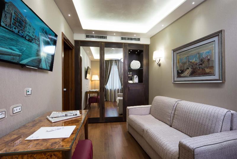 Suite with City View image 3