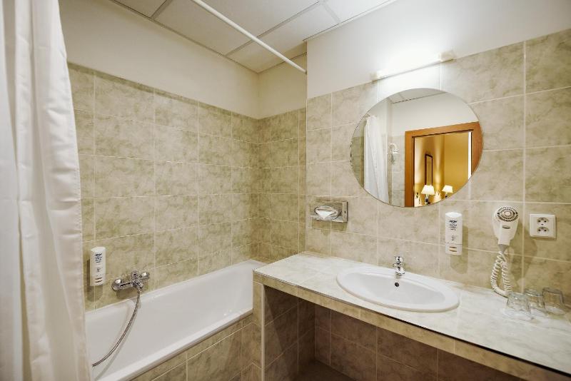Superior Triple Room image 4