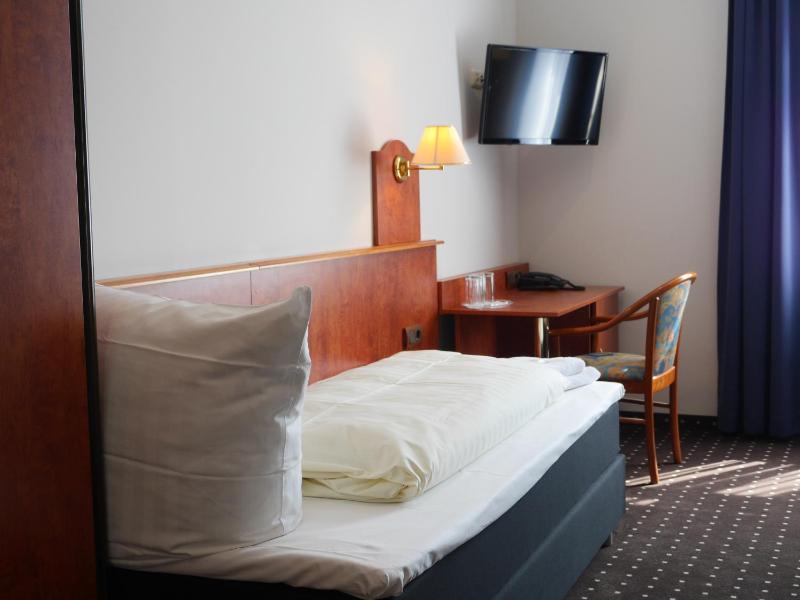 Business Triple Room image 4