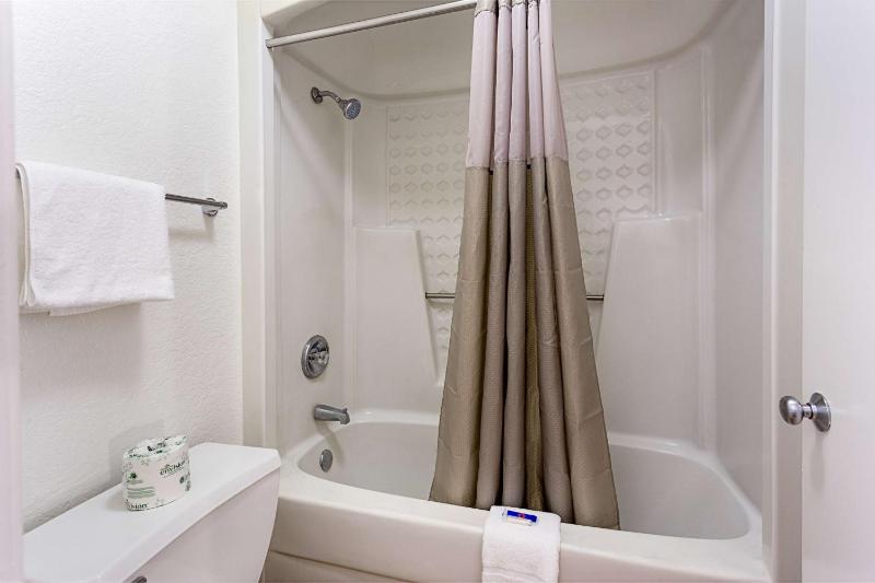Deluxe Queen Room with Two Queen Beds - Non-Smoking image 2
