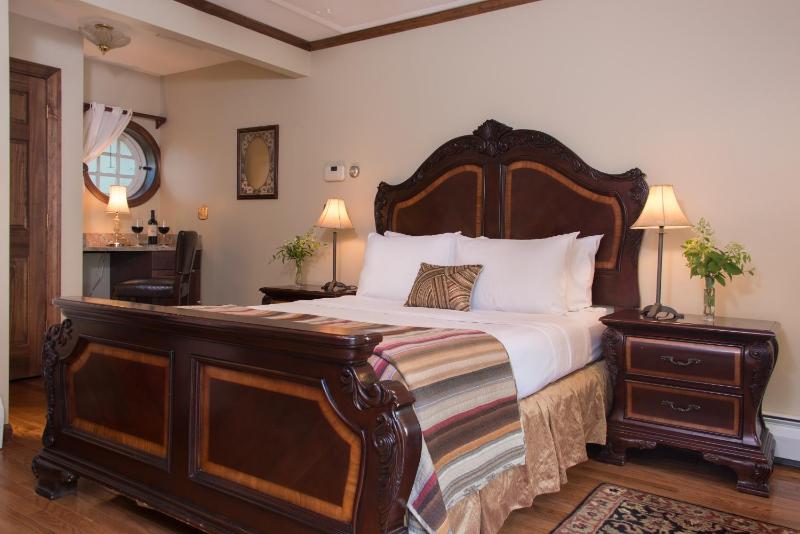 Superior Queen Room - Maple Room image 3