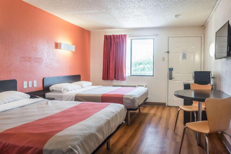 Queen Room with Two Queen Beds - Non-Smoking image 1