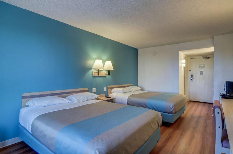 Queen Room with Two Queen Beds - Non-Smoking image 3