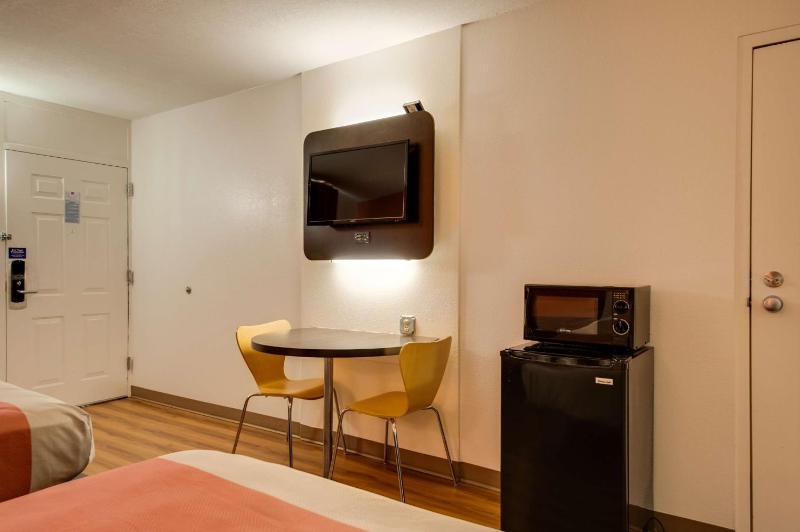 Quadruple Room - Non-Smoking image 3