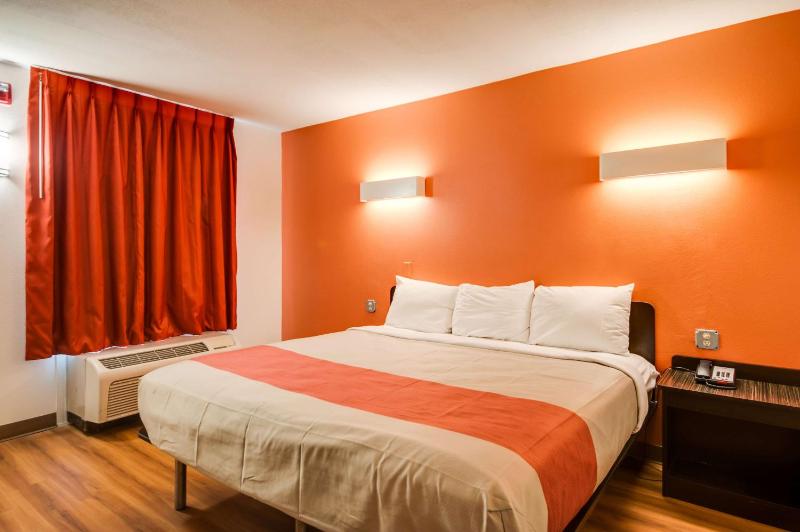 King Room - Non-Smoking image 2