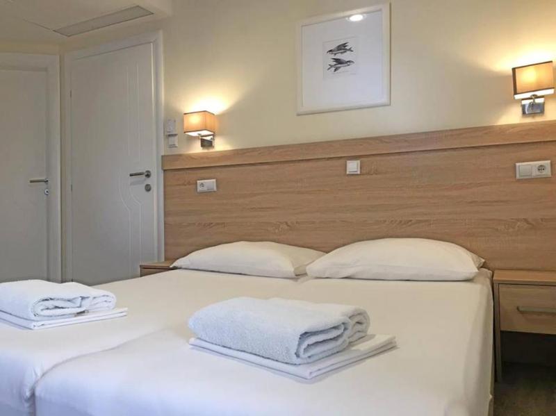 Double Room with Balcony and Sea View image 4