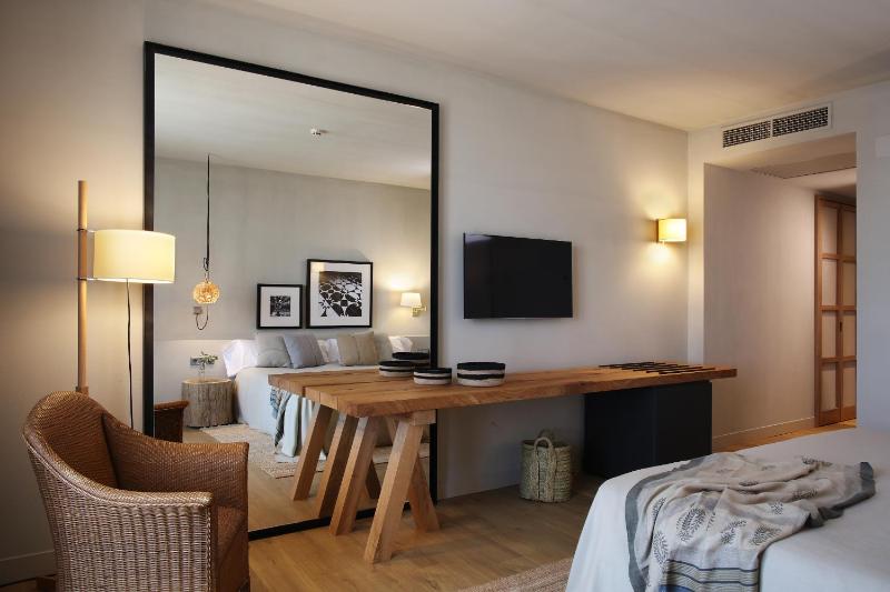 Standard Double or Twin Room with Balcony image 4
