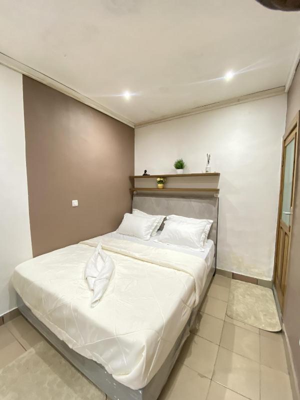 One-bedroom self-contained accommodation in a private villa - image 9