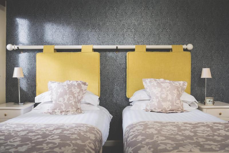 Standard Twin Room image 3