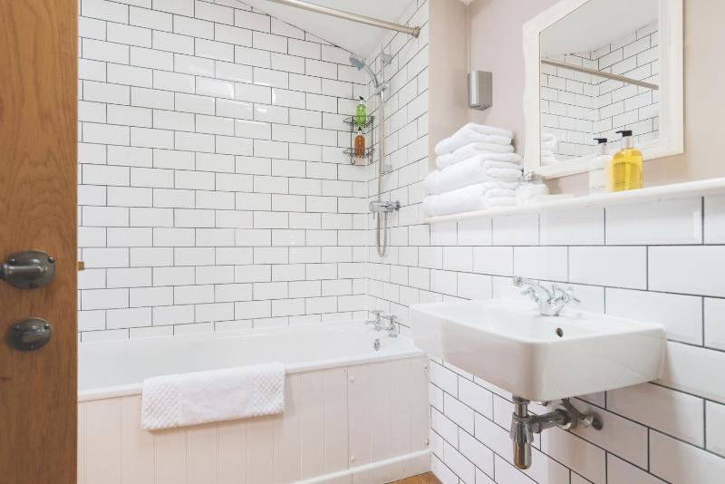 Standard Twin Room image 2