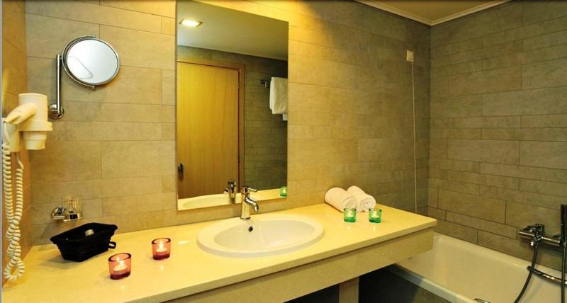 Double or Twin Room with Side Sea View image 3