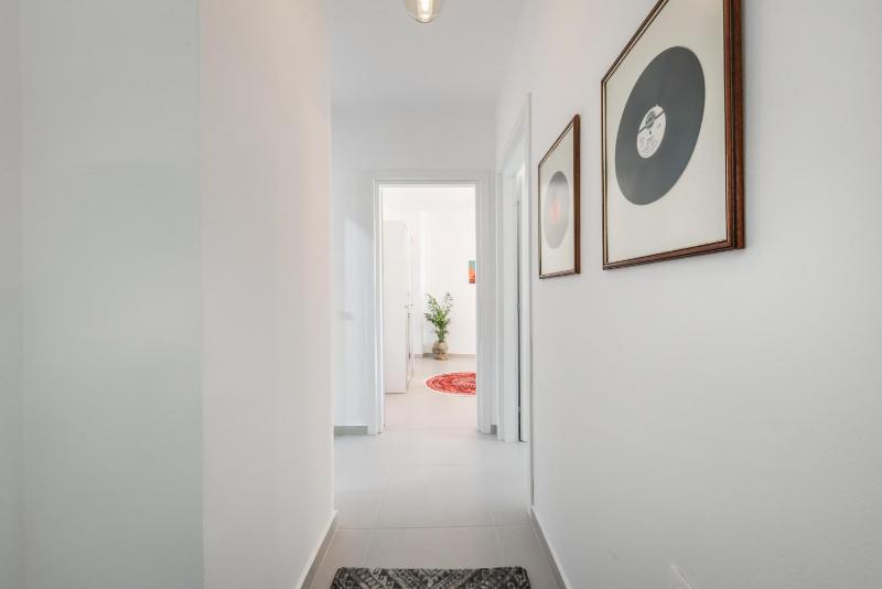 Central & Natural Light 2Bdr Private Parking - image 11