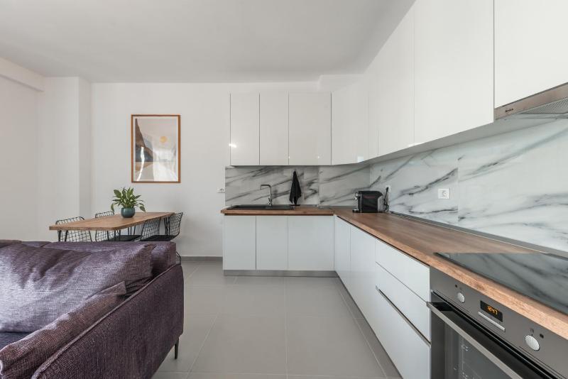 Central & Natural Light 2Bdr Private Parking - image 7