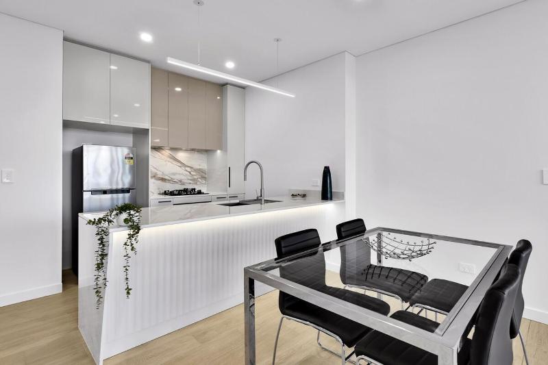 Stunning Wyndel Macquarie Apartment - image 4