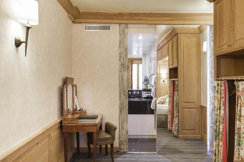 One-Bedroom Duplex Suite image 3