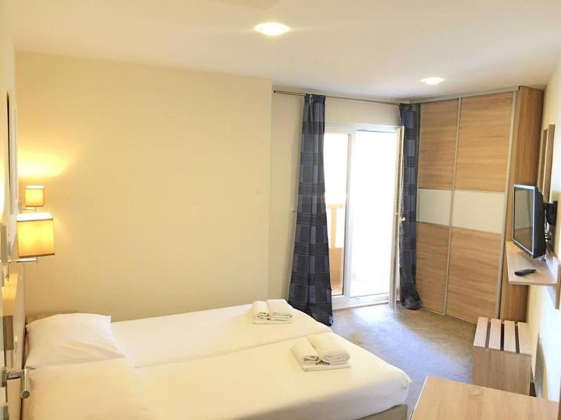 Double Room with Balcony and Sea View image 3