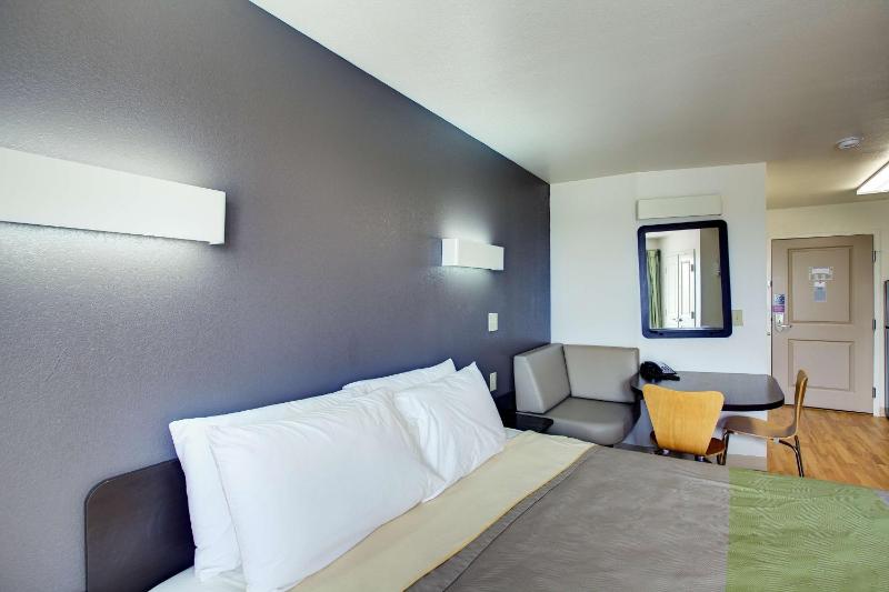 King Room - Disability Access - Non-Smoking image 2