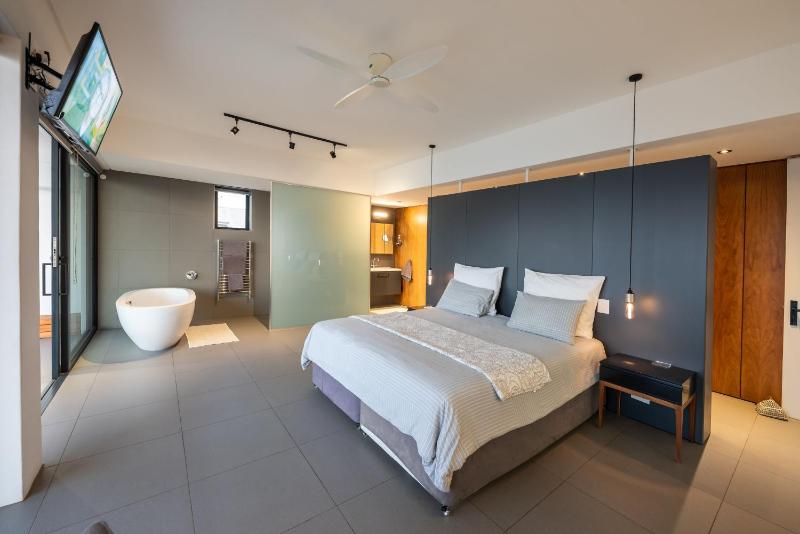 '22 Protea' - Luxury Style and Elegance - Sleeps 12 in 6 En-suite Bedrooms - image 6