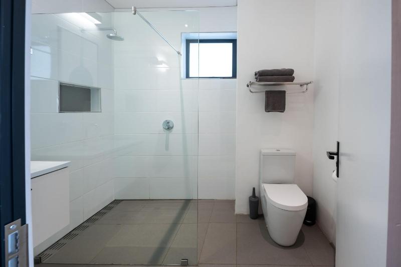 '22 Protea' - Luxury Style and Elegance - Sleeps 12 in 6 En-suite Bedrooms - image 10