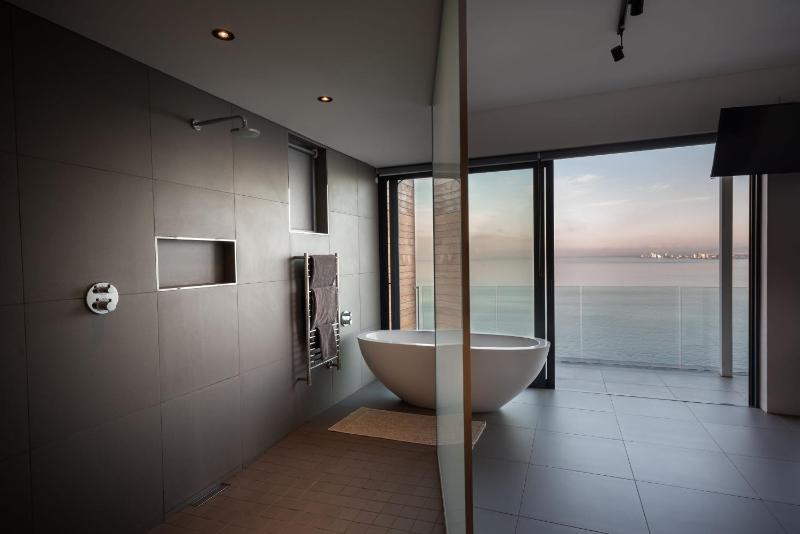 '22 Protea' - Luxury Style and Elegance - Sleeps 12 in 6 En-suite Bedrooms - image 2