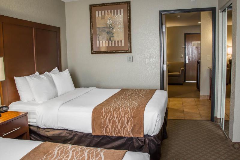 Queen Suite with Two Queen Beds - Non-Smoking image 2