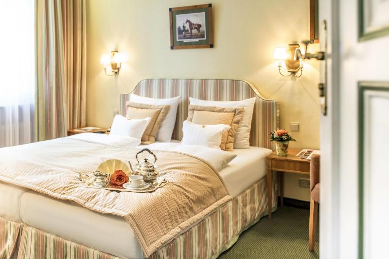 Classic Double Room image 3