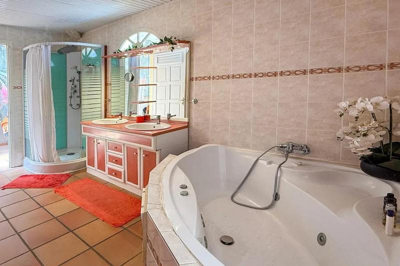 Maison de Charme Les Trois-Îlets Vue Mer - image 8