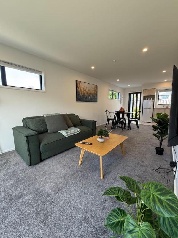 Modern 2-Bedroom Home with Backyard in Edgeware - image 1