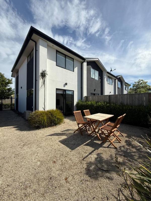 Modern 2-Bedroom Home with Backyard in Edgeware - image 5