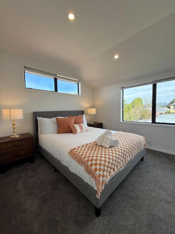 Modern 2-Bedroom Home with Backyard in Edgeware - image 22