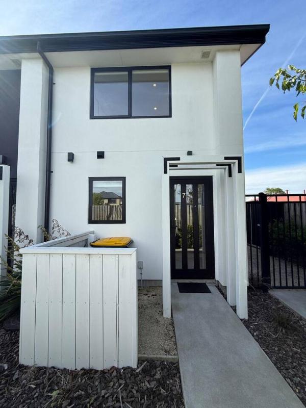 Modern 2-Bedroom Home with Backyard in Edgeware - image 3