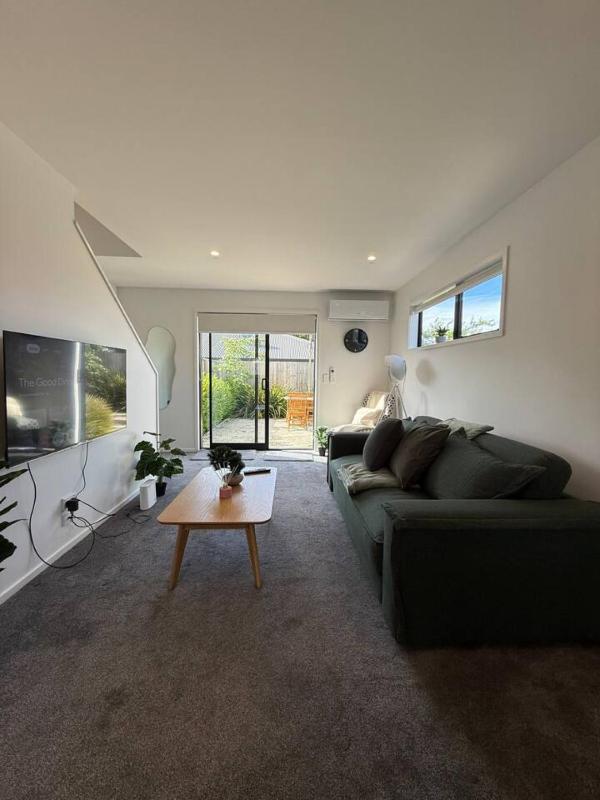 Modern 2-Bedroom Home with Backyard in Edgeware - image 15