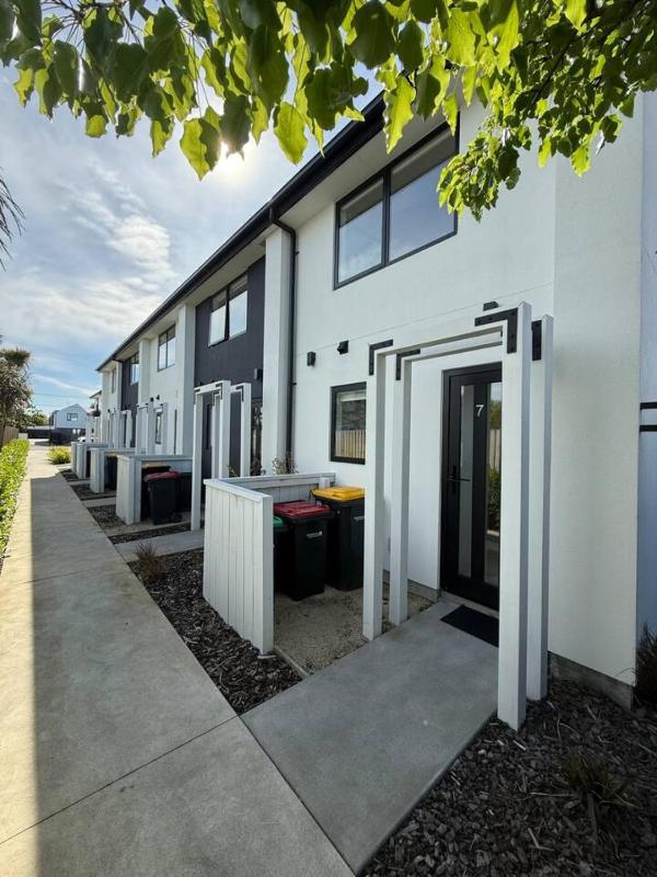 Modern 2-Bedroom Home with Backyard in Edgeware - image 4