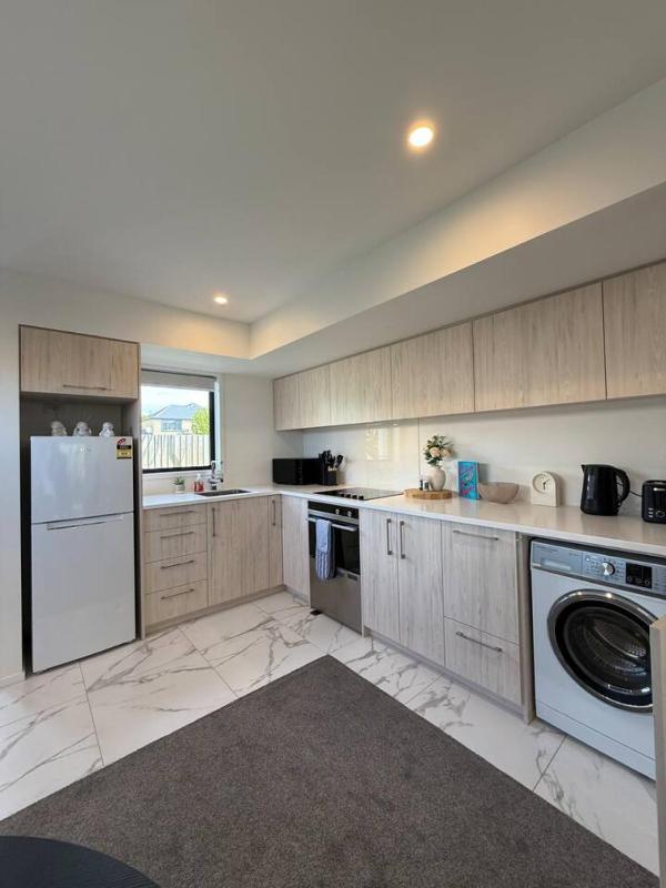 Modern 2-Bedroom Home with Backyard in Edgeware - image 7