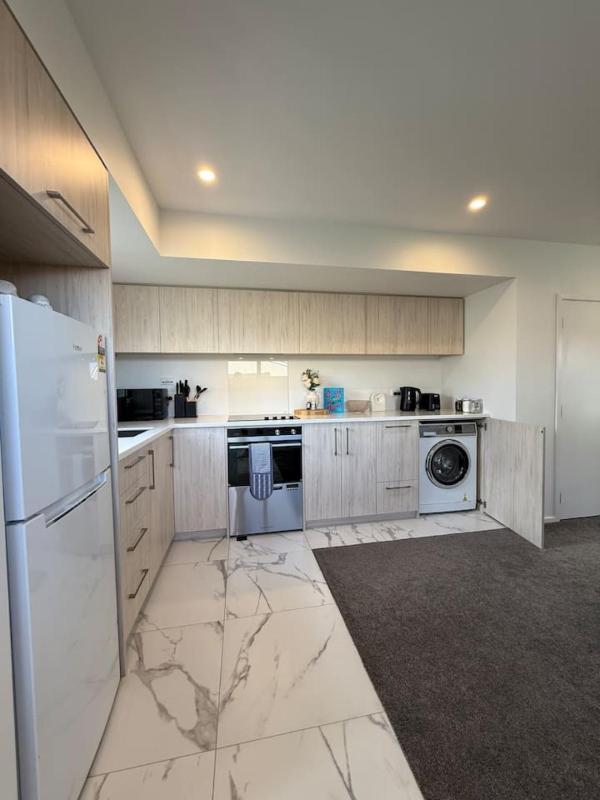 Modern 2-Bedroom Home with Backyard in Edgeware - image 14