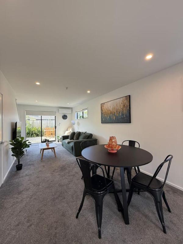Modern 2-Bedroom Home with Backyard in Edgeware - image 27