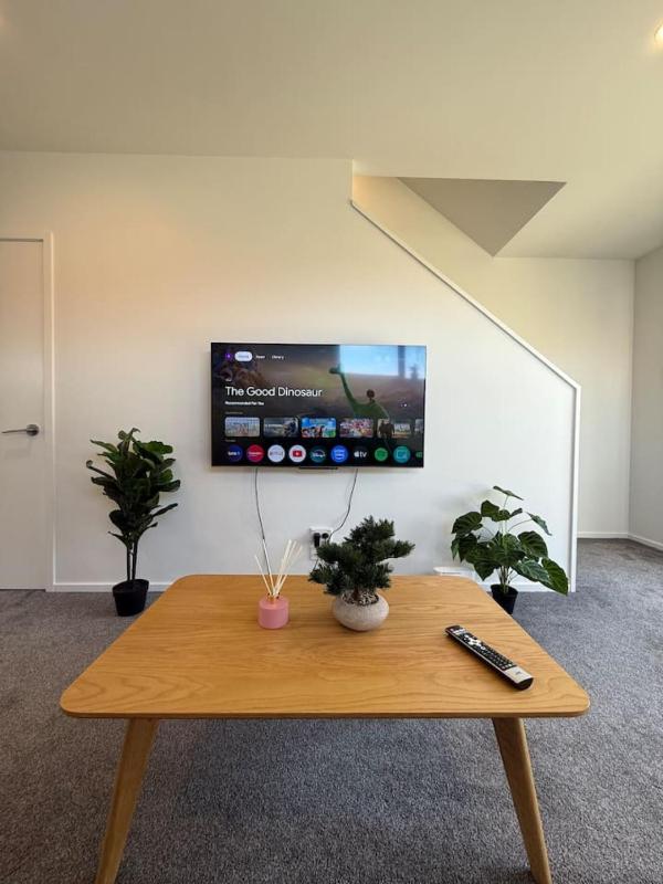 Modern 2-Bedroom Home with Backyard in Edgeware - image 10