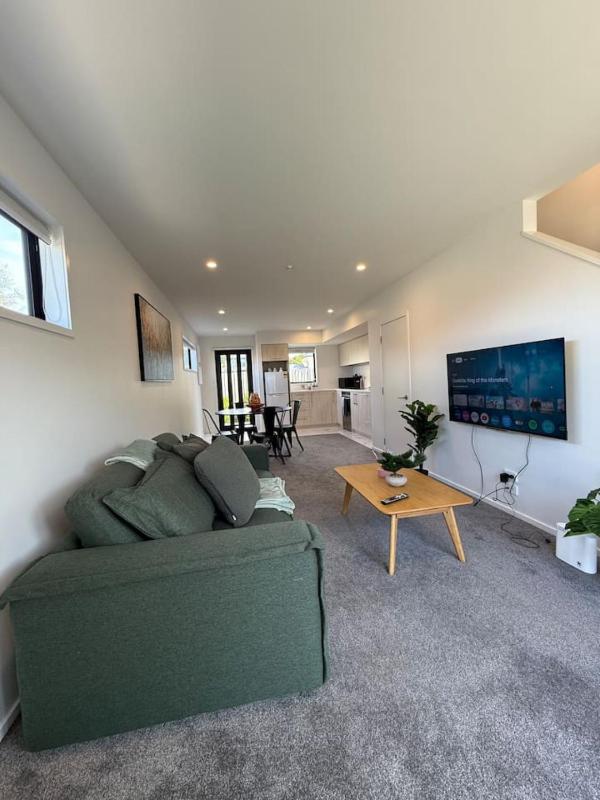 Modern 2-Bedroom Home with Backyard in Edgeware - image 9