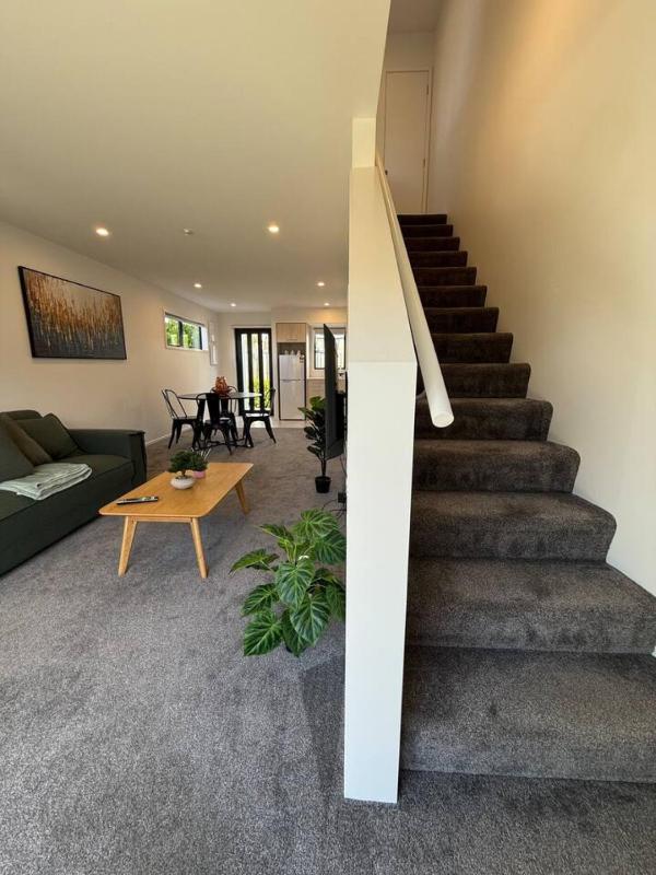 Modern 2-Bedroom Home with Backyard in Edgeware - image 29